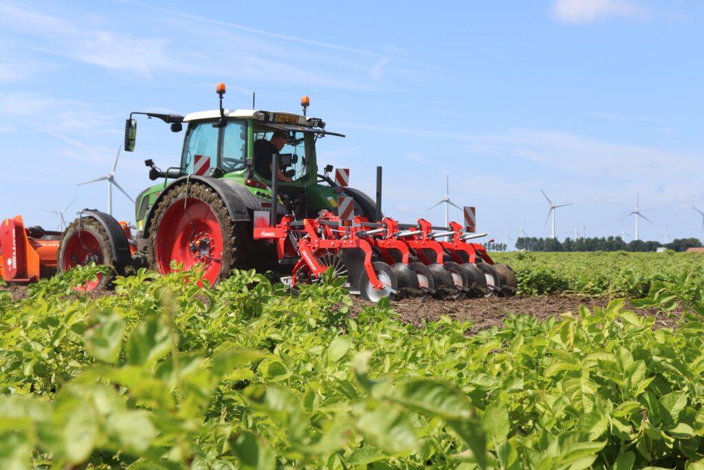 Vegniek DiscMaster aan het klappen en looftrekken in een werkgang.